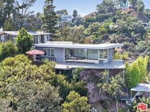 Building Photo - 9012 Crescent Dr