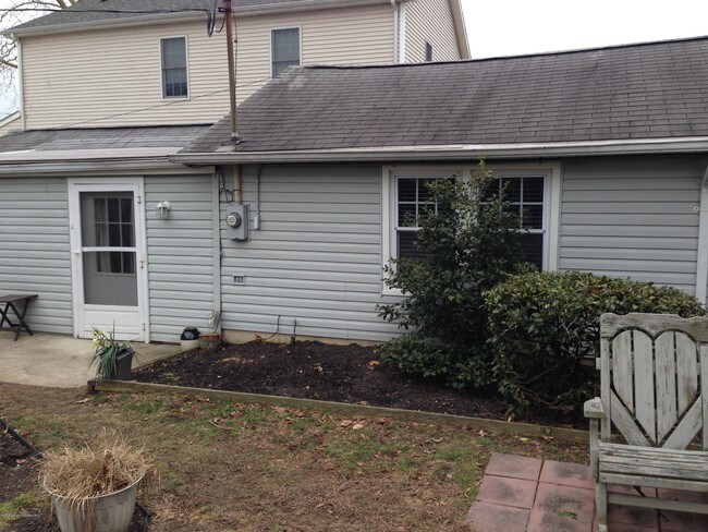 Building Photo - 115 10th Ave