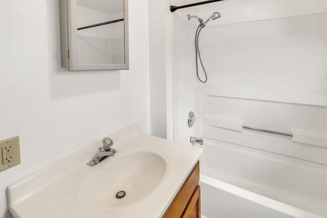 Building Photo - Bright Downtown Studio Apartment