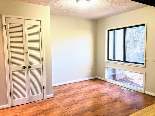 Building Photo - 3 bedroom 2.5 bathroom Home Near UGA and on the UGA Busline!