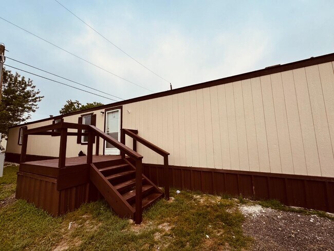 Primary Photo - 2432 W Austin St