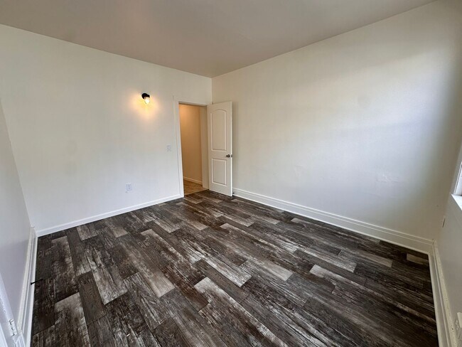 Building Photo - 324 N 11th St