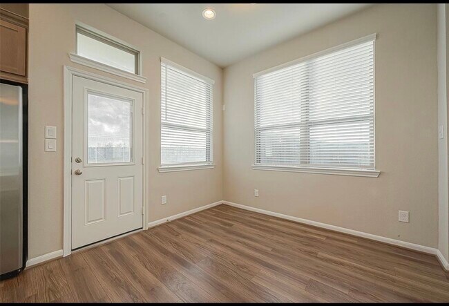 Building Photo - 8700 Laurel Crest Dr