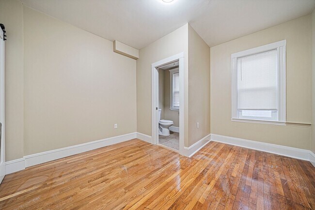 Building Photo - 46 Astoria St