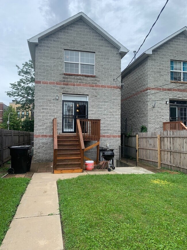 Shared yard - 3520 S Prairie Ave