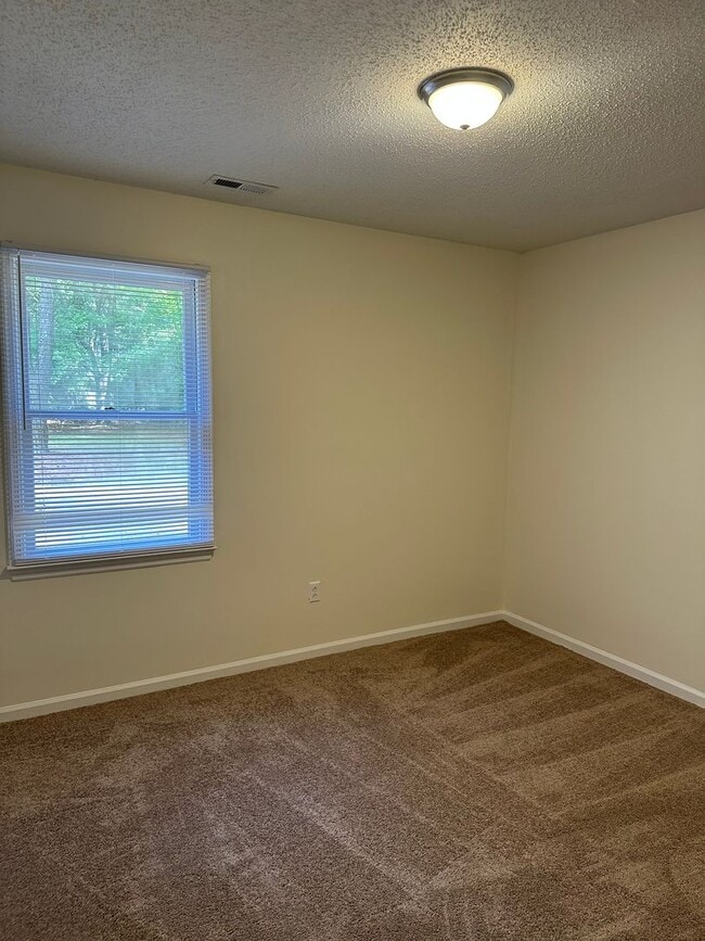 Building Photo - 3 Bed / 2 Bath Home – $1,675/mo | 1,188 Sq...