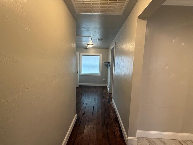 Building Photo - 1437 NE 33rd St