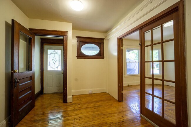 Building Photo - First Floor 3 Bedroom Apartment Close To C...