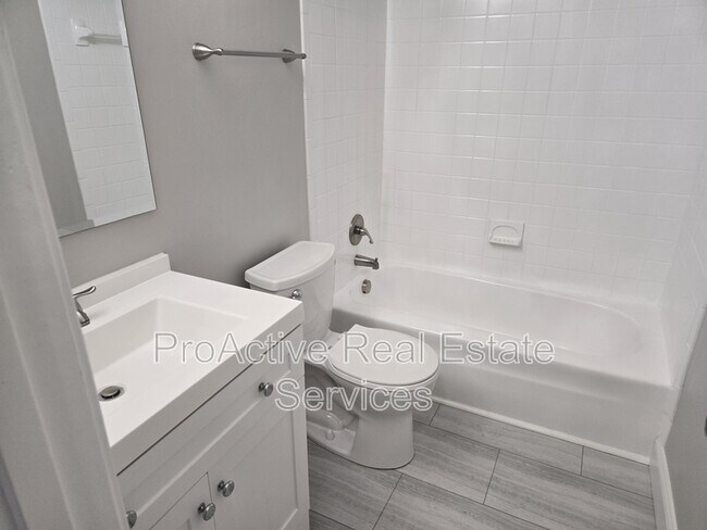 Building Photo - 674 Lord Dunmore Dr