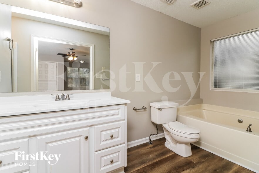 Building Photo - 5001 Rose Ct SE