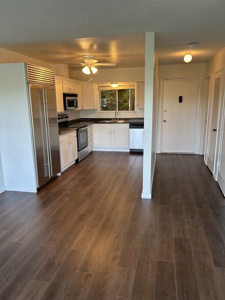 Building Photo - 1046 Continental St