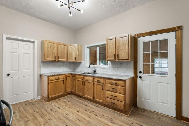 Building Photo - 1709 Ekin Ave