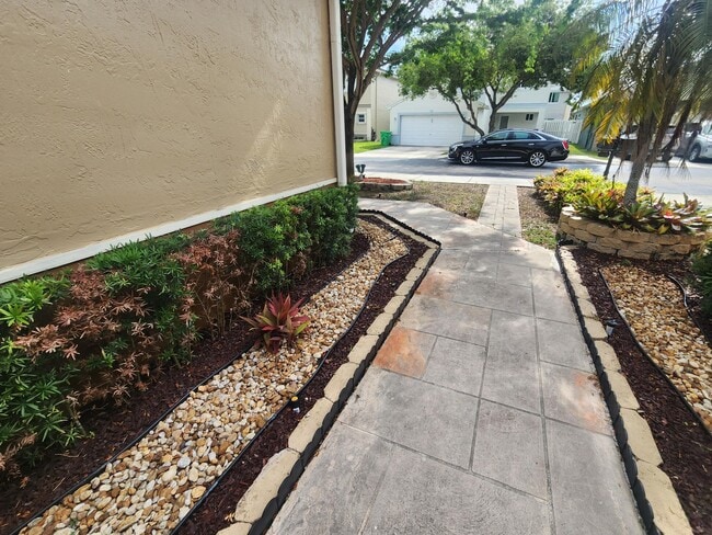 Building Photo - 250 E Riverbend Dr