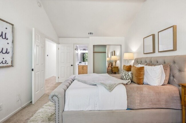Building Photo - Beautiful Second Floor 3bd Condo w/Detached Garage & Pool