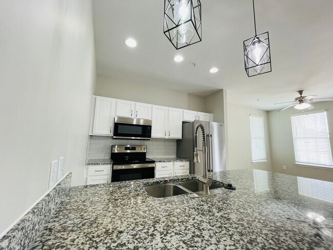 Building Photo - 4BD/4.5BA in ROWANDALE!