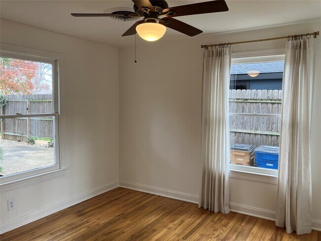 Building Photo - 1916 W 39th St