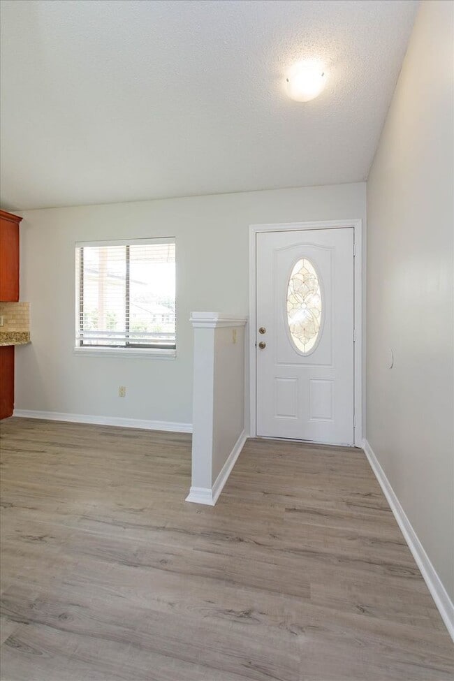 Building Photo - Gorgeous Single Family