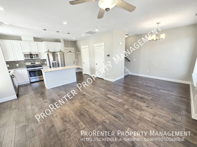 Building Photo - Modern 3 Bed, 2.5 Bath Sandy Townhome