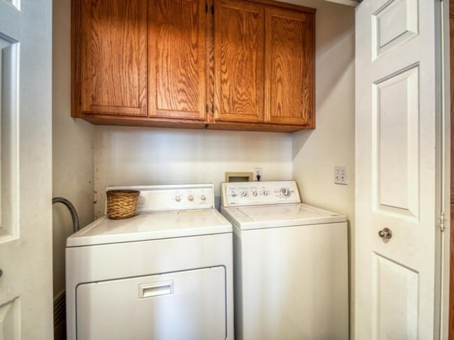 Building Photo - 1365 SW Sun Glo Dr