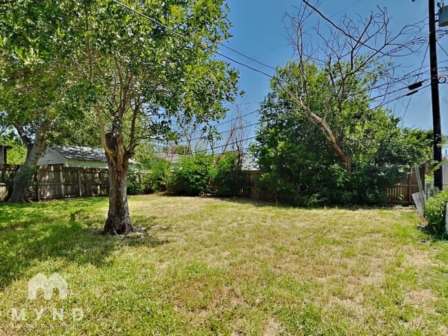 Building Photo - 1735 Arlington Dr