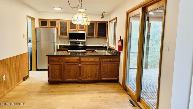 Building Photo - 151 Middle Holly Ln