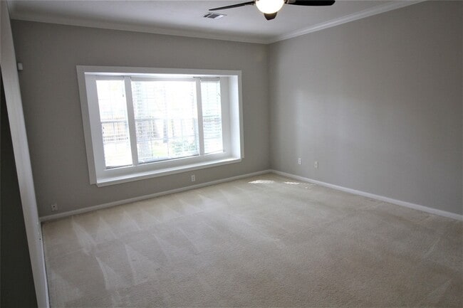 Building Photo - 154 E Elm Crescent