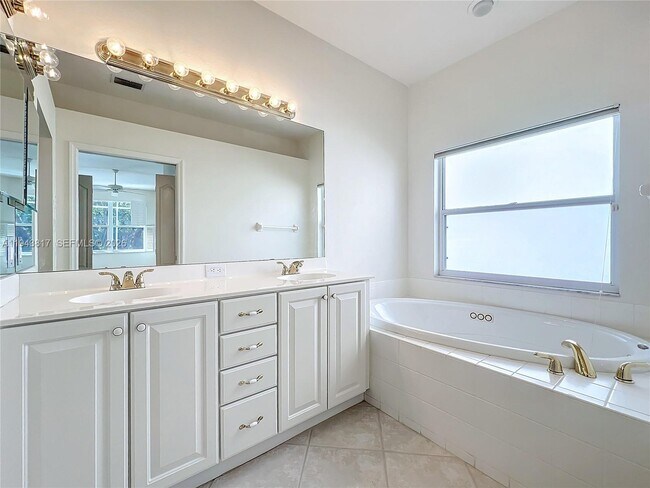 Building Photo - 4874 Sabal Lake Cir