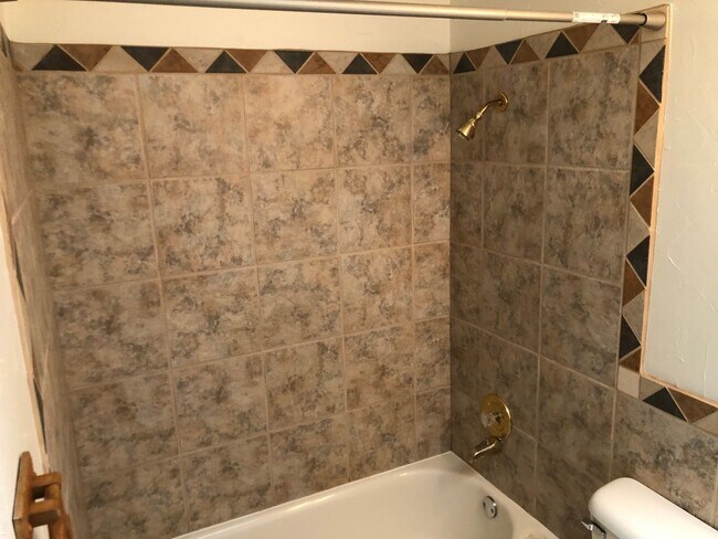 Building Photo - Updated 3 bedroom 3 bath house in Eugene!