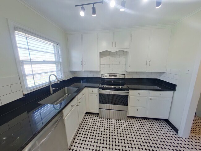 Building Photo - 403 N Harding Ave