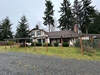 Building Photo - 4 Bedroom Approx. 2,244 Sq. FT fully fence...