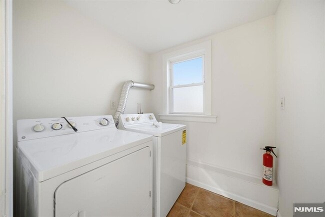 Building Photo - 75 Lakeview Terrace