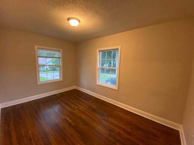 Building Photo - Charming 3 bedroom home in the heart of do...