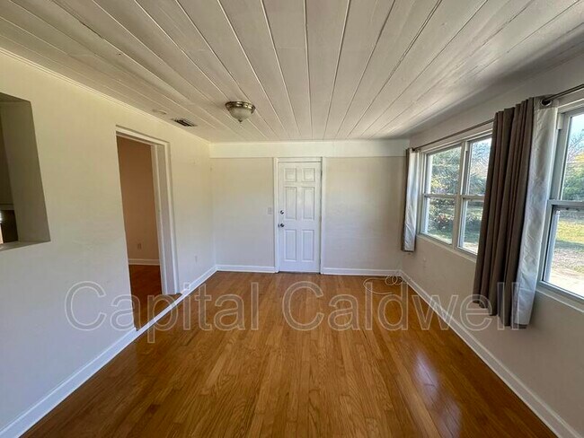 Building Photo - 18 N Meteor Ave