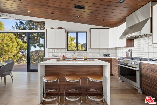 Building Photo - 2652 Byron Pl