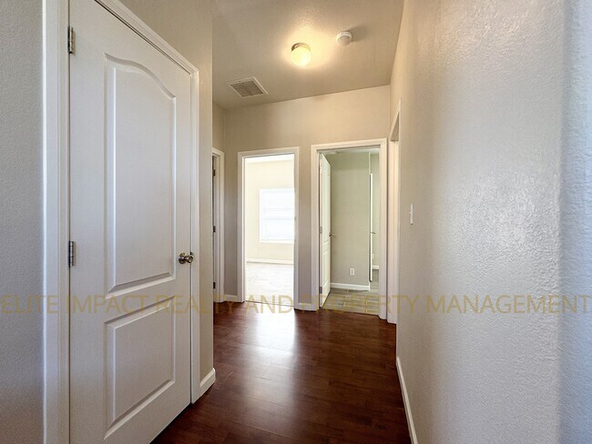 Building Photo - 4247 E White Water Dr