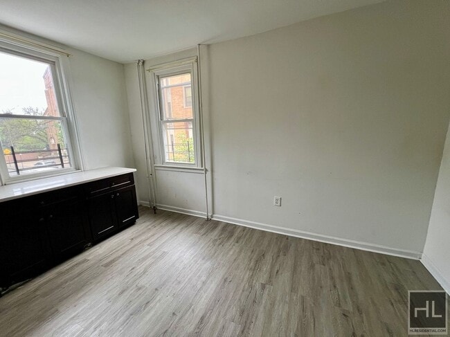 Building Photo - 3BR 1BA w/ On Site Laundry & In Fully Gut ...