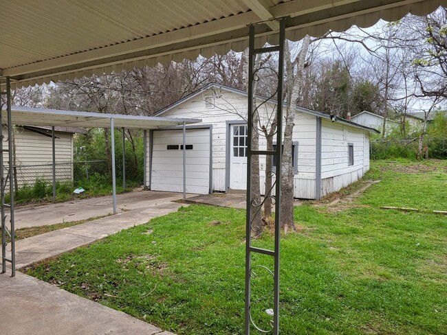 Building Photo - 3/2 Near Fort Sam