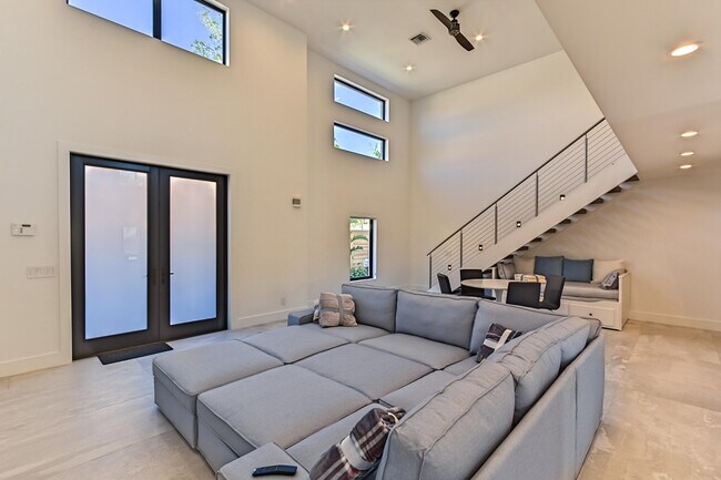 Building Photo - 1955 NE 4th St