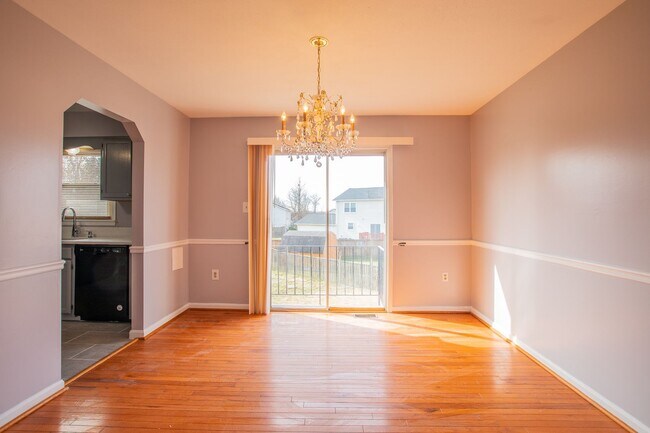 Building Photo - Beautiful 5 BR/3 BA Single-Family Home wit...