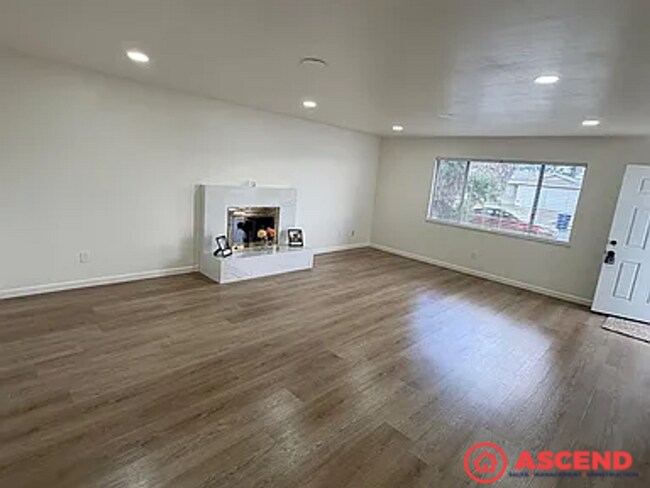 Building Photo - Fantastic 3BD/2BA Home in Bakersfield's 93309 — Garage, Gardener Included!