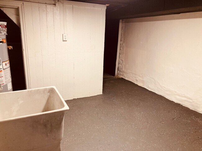 Building Photo - Two Bedroom rowhouse available in Northside August 1!
