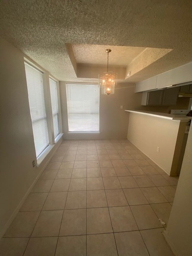 Building Photo - 2928 Stonycroft Dr