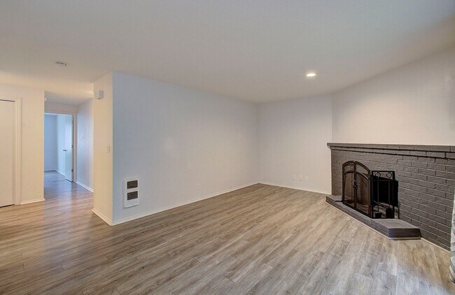Building Photo - Cozy 2 bdrm 2 bath Condo - HALF OFF the 1s...