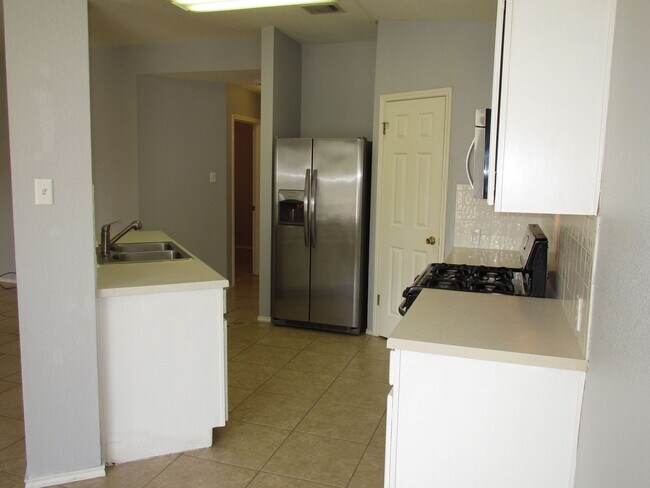 Building Photo - Cozy Home with Large Backyard in Quiet Rou...