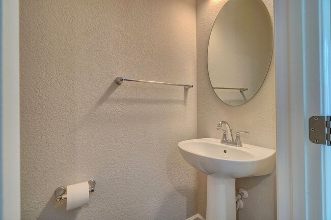 Building Photo - 2 bedroom townhome in Portsmouth