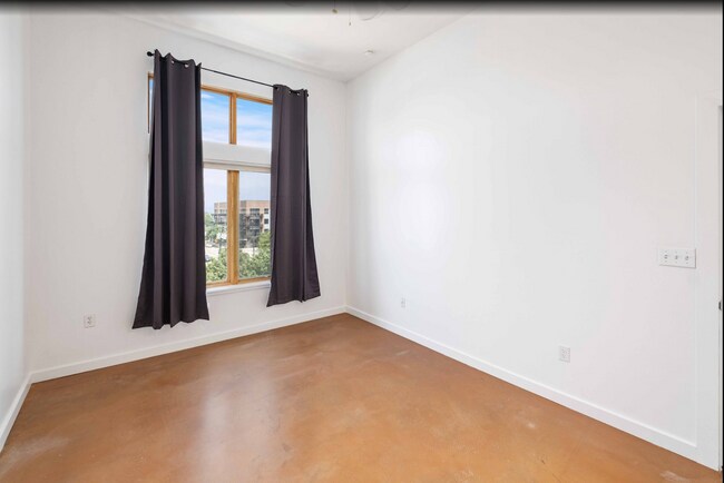 Building Photo - Prime location with City Views!!
