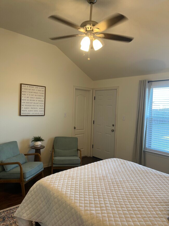 Building Photo - 208 Robin St