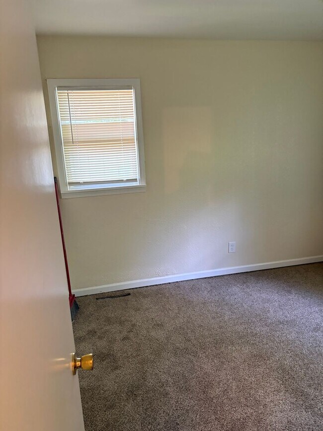 Building Photo - 2+ bedroom- Available now $1,000