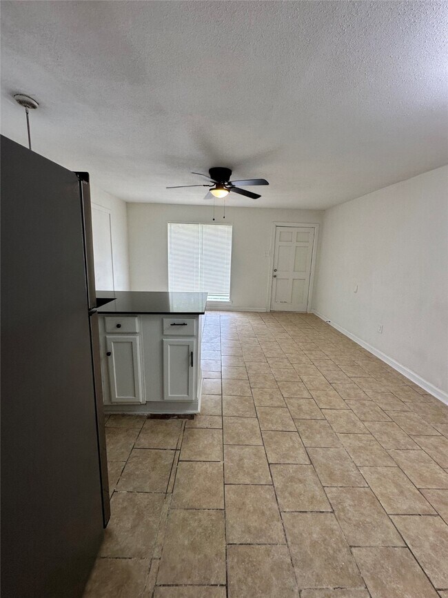 Building Photo - 7610 Red Robin Ln