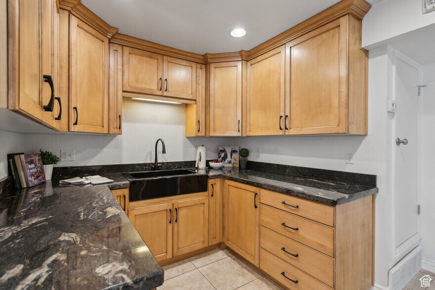 Building Photo - 1044 E 400 S